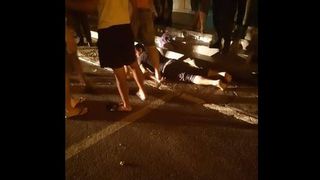 Incident &icirc;nfiorător &icirc;n Constața. Un bărbat a vrut să batjocorească o femeie &icirc;ntr-o stație de autobuz. Marotorii au sunat la 112. Reacția polițistilor i-a scandalizat pe oameni