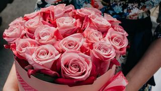 De ziua ei, daruieste-i iubire si … un cos cu flori deosebite!