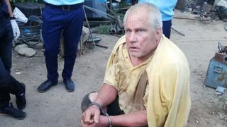 Cum arăta &icirc;n 2012 casa criminalului din Caracal! &Icirc;n fața imobilului &icirc;n care Gheorghe Dincă a ucis două fete se afla mai mereu c&acirc;te un morman de gunoi FOTO