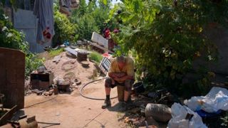 Gheorghe Dincă, huiduit și blestemat de localnici! Oamenii au vrut să-l scoată din mașină, la reconstituire