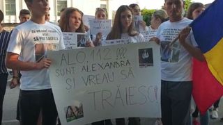 &rdquo;Alo 112! Sunt Alexandra şi vreau să trăiesc!&rdquo; - Protest al colegilor de liceu ai Alexandrei