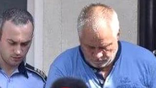 Detaliu sfidător și vulgar! Ce scrie pe bluza purtată de criminalul din Caracal astăzi, la ieșirea din arestul Poliției