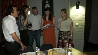 VIDEO | Cină pentru o cauză nobilă. Clienții, conduși la mese de nevăzători