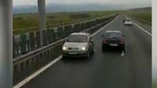 VIDEO | Cum a fost pus la punct un șofer care circula pe contrasens, pe autostradă