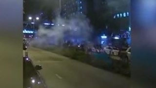 VIDEO | Protestatari bombardați cu artificii