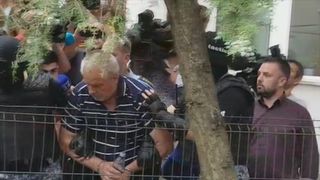 ȘOCANT! Cum arată criminalul din Caracal la șapte zile după ce a fost ridicat de polițiști! Bărbatul este gârbovit și abia se mai ține pe picioare VIDEO EXCLUSIV