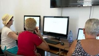VIDEO | Ce &icirc;nvață pensionarii clujeni la cursurile de informatică