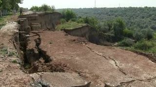 VIDEO | O fasie de pamant e la un pas de a se prabusi