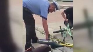 Un poliţist local din Iaşi, cercetat după ce a dezumflat roţile de la bicicletele unor tineri care făceau acrobaţii într-o zonă intens circulată