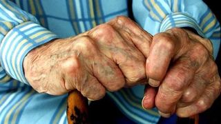 Bărbat de 80 de ani, cercetat de poliţişti după ce ar fi abuzat sexual de o fetiţă de şase ani