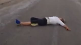 O femeie din Botoșani s-a aruncat pe carosabil și s-a rostogolit în mijlocul drumului blocând traficul jumătate de oră