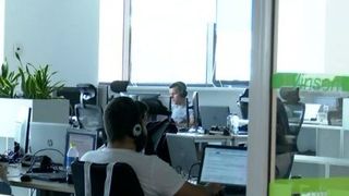 VIDEO | Job-ul pe care și l-ar dori oricine. Stai la birou, dar te simți ca în vacanță