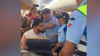 VIDEO | Bătaie &icirc;n avion. Ce s-a &icirc;nt&acirc;mplat după ce un t&acirc;năr ar fi lovit o stewardesă