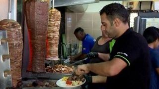 VIDEO | Shaorma „cu de toate”, bombă pentru organism