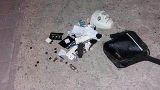 Bărbat de 25 de ani din Iaşi, mascat şi &icirc;narmat cu două cuţite, care atacase un poliţist, prins după ce a fost &icirc;mpuşcat &icirc;n picior 