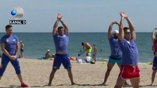 VIDEO | Lecții de sport la malul mării, cu campioni la culturism