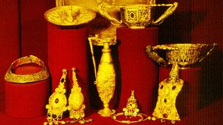 Mizerie de nedescris la locul în care a fost descoperit Tezaurul de la Pietroasele! Peturi și ambalaje ”împodobesc” dealul în care, în 1837, a fost descoperită fabuloasa comoară FOTO EXCLUSIV