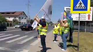 Protestatarii care vin de la Iaşi spre Bucureşti au blocat drumul european 85 - VIDEO