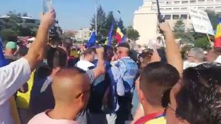 VIDEO | Câteva sute de persoane protestează la această oră în Piaţa Victoriei