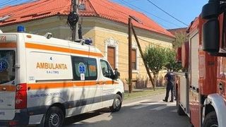 Accident de muncă la Timişoara: Doi muncitori care lucrau pe un st&acirc;lp s-au electrocutat; unul dintre ei a rămas agăţat la &icirc;nălţime, inconştient