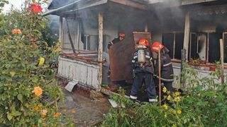 Incendiu la o chilie a mănăstirii Agafton din judeţul Botoşani! Peste 20 de pompieri intervin pentru stingerea focului