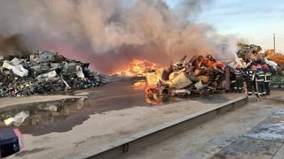 Incendiu puternic la o societate care se ocupă cu reciclarea materialelor! Populaţia, avertizată prin Ro-Alert despre degajările mari de fum. FOTO, VIDEO