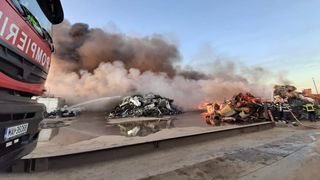 Pompier, transportat la spital după ce s-a intoxicat cu fum &icirc;n timpul intervenţiei la incendiul din Buzău. VIDEO