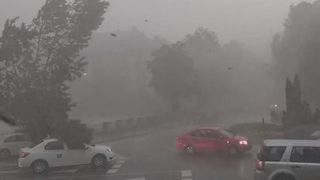 Cod galben de instabilitate atmosferică &icirc;n cea mai mare parte a ţării, p&acirc;nă joi dimineaţă; ulterior, va intra &icirc;n vigoare o informare de ploi, vijelii şi grindină, valabilă &icirc;n &icirc;ntreaga ţară