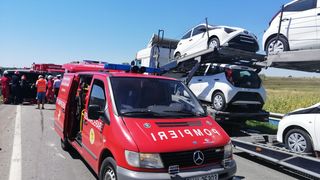 VIDEO | Microbuz cu 15 persoane, răsturnat &icirc;n afara părţii carosabile; a fost activat Planul Roşu de Intervenţie