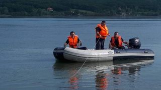 Zeci de pompieri, jandarmi, poliţişti şi localnici caută patru copii care au plecat de acasă &icirc;ncă de marţi şi nu au mai revenit! Copiii s-ar ascunde &icirc;ntr-o pădure, după ce ar fi fost certaţi de părinţi