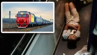 VIDEO | Elevi umiliți &icirc;n trenul spre mare. Au dormit pe jos și au fost certați de controlorii CFR