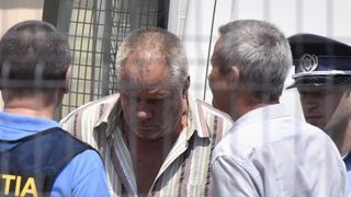 Două tone de haine de femeie găsite &icirc;n curtea criminalului Gheorghe Dincă