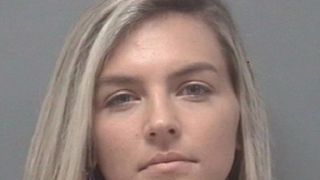 Elevii unui liceu au fost plăcut surprinși c&acirc;nd au cunoscut-o pe noua profesoară de sport extrem de sexy. T&acirc;năra de 23 de ani ascundea un secret &icirc;ngrozitor