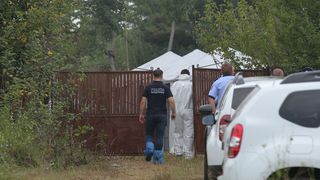 De unde provin hainele și bucățile de asfalt din curtea ororilor