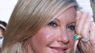 Olivia Newton-John a fost nevoită să re&icirc;nveţe să meargă pe fondul luptei &icirc;mpotriva cancerului de s&acirc;n &icirc;n stadiu 4