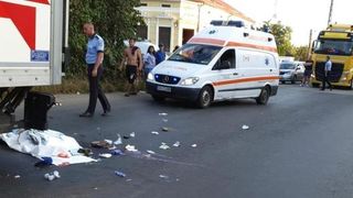  Un copil de 6 ani şi o femeie de 30 de ani, loviţi de un TIR pe o trecere de pietoni din Lipova; copilul a murit, iar femeia este grav rănită