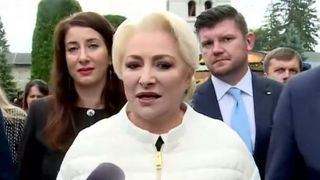 Viorica Dăncilă, &icirc;nt&acirc;mpinată de protestatari la Iaşi: &bdquo;PSD at&acirc;ta ştie: să ne ţină-n sărăcie&rdquo;