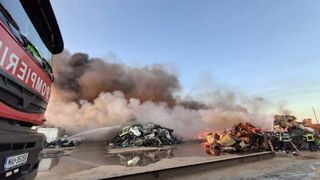 Incendiul de la depozitul de materiale reciclabile din Buzău a fost provocat de sc&acirc;ntei de la o presă de balotat aflată &icirc;n curtea firmei