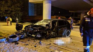 Un t&acirc;năr de 20 de ani a murit pe loc după ce a intrat cu viteză &icirc;ntr-o pasarelă de beton