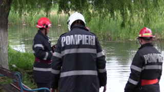 Un bărbat a murit după ce s-a aruncat &icirc;n Someşul Mare, &icirc;ntr-o zonă unde apa nu era ad&acirc;ncă, şi s-a lovit la cap