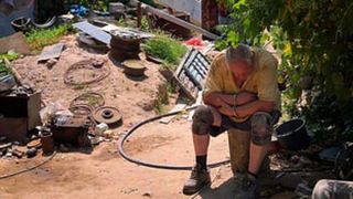 Gheorghe Dincă, cu ochii &icirc;n lacrimi şi cuprins de regrete! Cum a fost văzut &icirc;n curtea casei