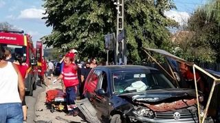  Accident teribil într-o zonă turistică din Buzău. O femeie a intrat cu mașina peste persoanele aflate într-o stație de autobuz