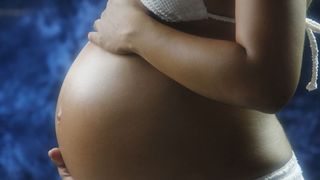 O femeie a născut trei bebeluşi, fără să ştie că este &icirc;nsărcinată. A ajuns la spital &icirc;n travaliu, deşi credea că are o criză de rinichi