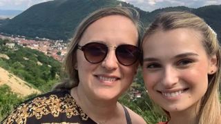 Două rom&acirc;nce, tratate precum teroriștii de către compania aviatică din Canada! Au fost umilite și date jos din avion