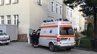 Copil de trei ani, transportat de urgenţă la spital, după ce a căzut de la etajul doi, la Timişoara