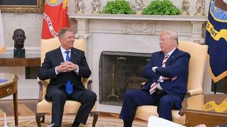 &rdquo;Make Rom&acirc;nia great again!&rdquo; - Trump i-a dăruit preşedintelui Iohannis o şapcă cu acest mesaj - FOTO