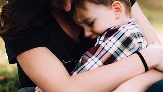  O româncă din Italia a fost găsită încleștată în jurul copilului ei pe care încerca să-l protejeze în timp ce soțul îi lovea pe amândoi cu un baston