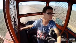 Povestea vloggerului tractorist care se filmează pe câmp: „Salut, băieți. Plec cu Ivan la treabă”