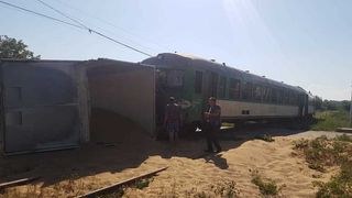 Un tren în care se aflau aproximativ 30 de persoane a deraiat, după ce a lovit un camion. Mecanicul trenului a fost rănit uşor