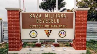 Un jurnalist a sunat la poliția din Deveselu și a cerut informații &icirc;n limba engleză! Cum au reacționat agenții din localitatea care găzduiește scutul NATO?
